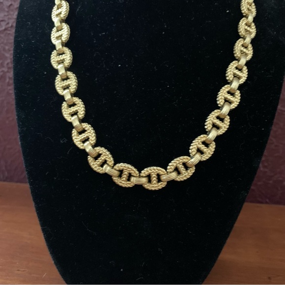 Vintage Anne Klein Gold tone textured Gold tone Links Necklace - Picture 2 of 7